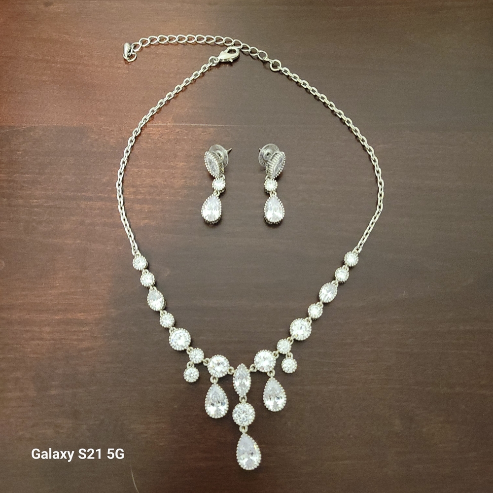 Premier Designs Silver Necklace and Earring Set